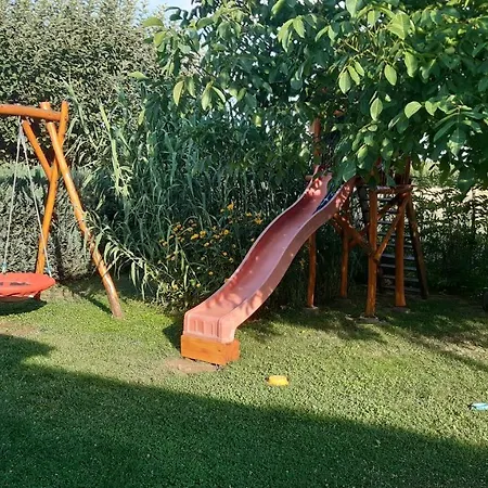 Hajnalka Vendeghaz شقة